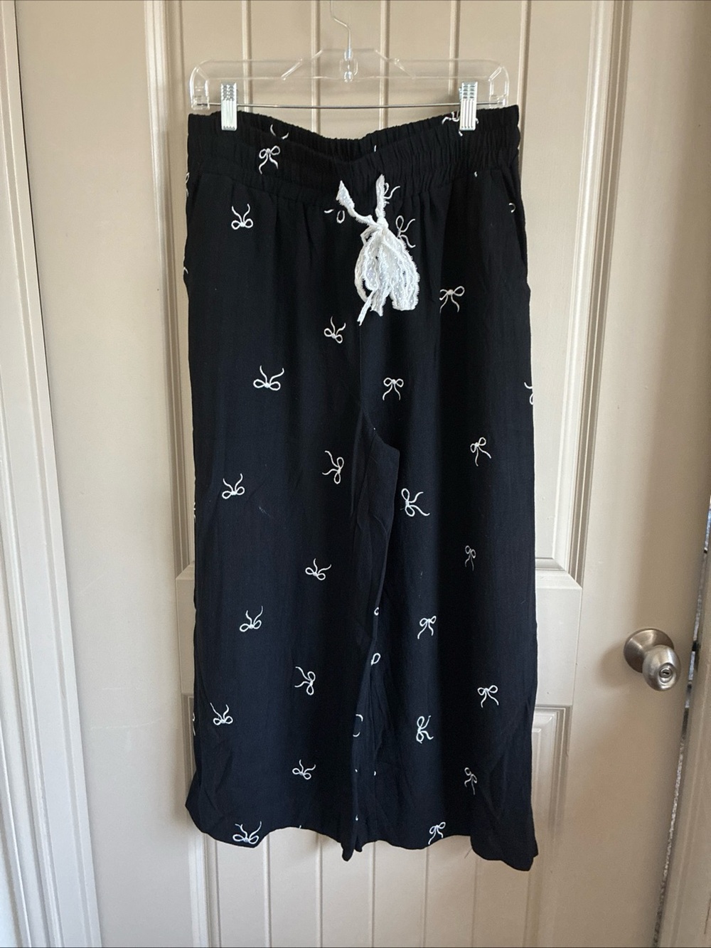 Umgee Black Cropped Pants with White Bow Embroidery